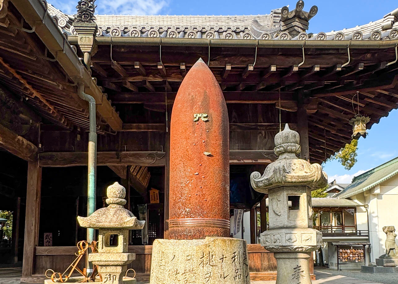 魚吹八幡神社の砲弾の写真
