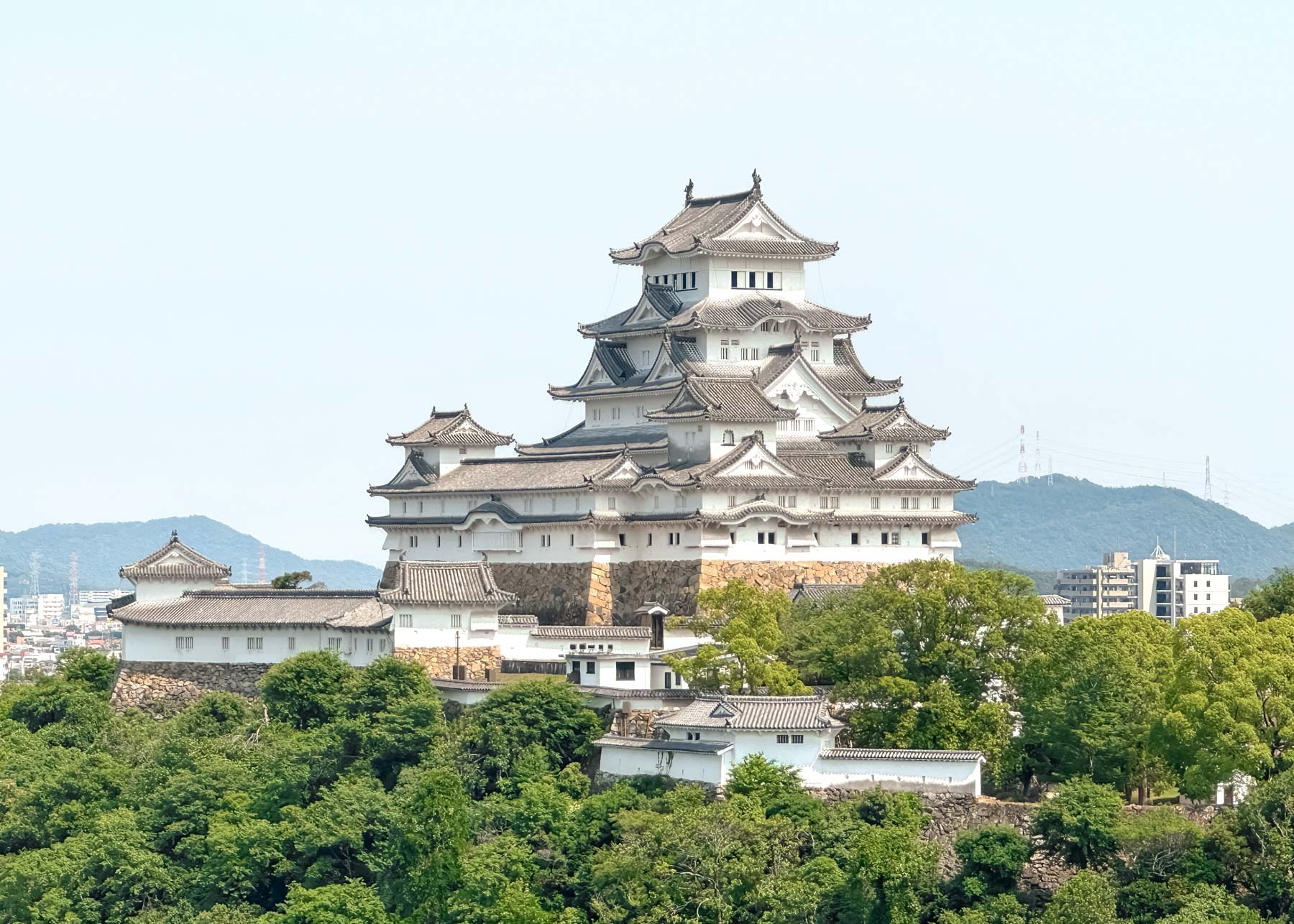 敷地内右側にある198段の階段（通称：男⼭の階段）を上った先から見える姫路城