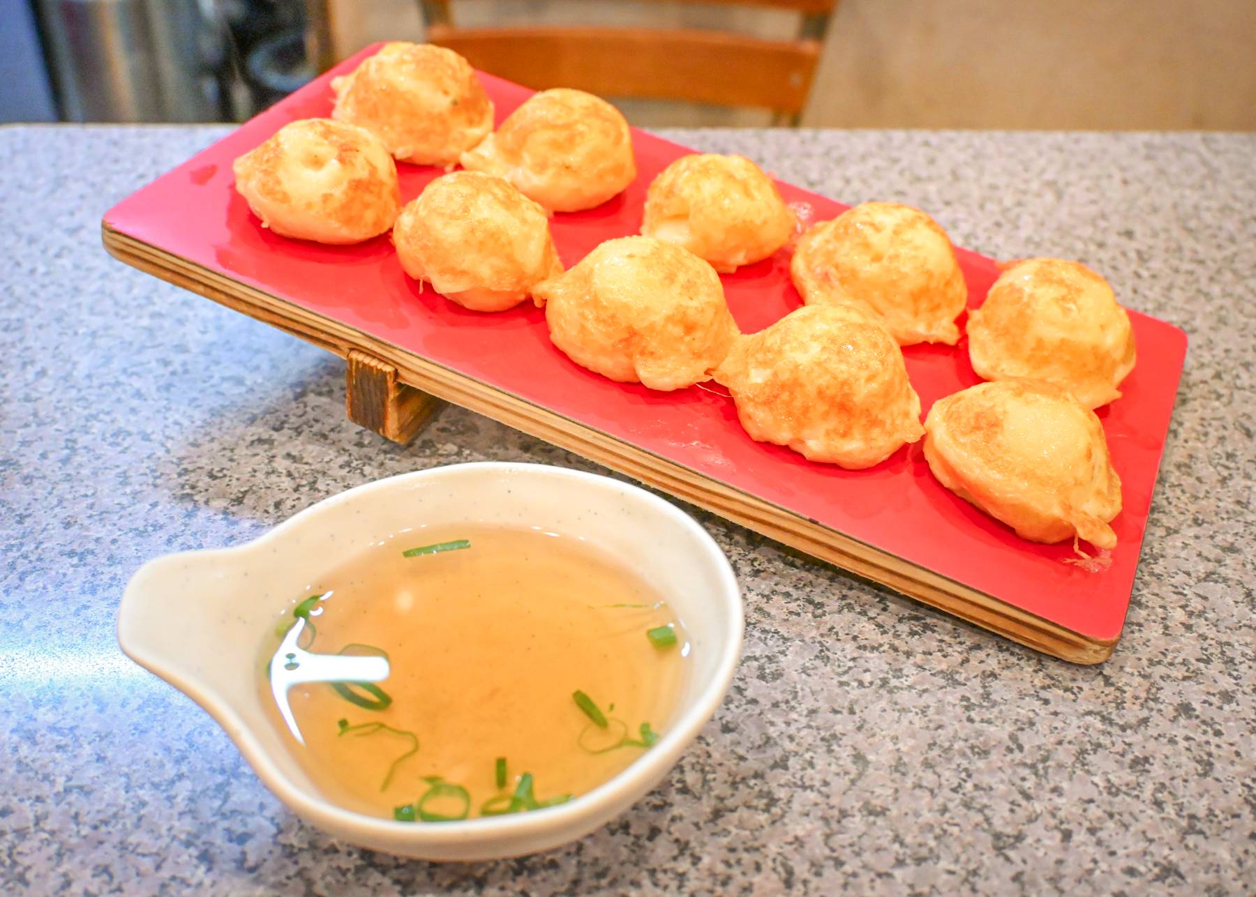 明石焼きとダシの写真