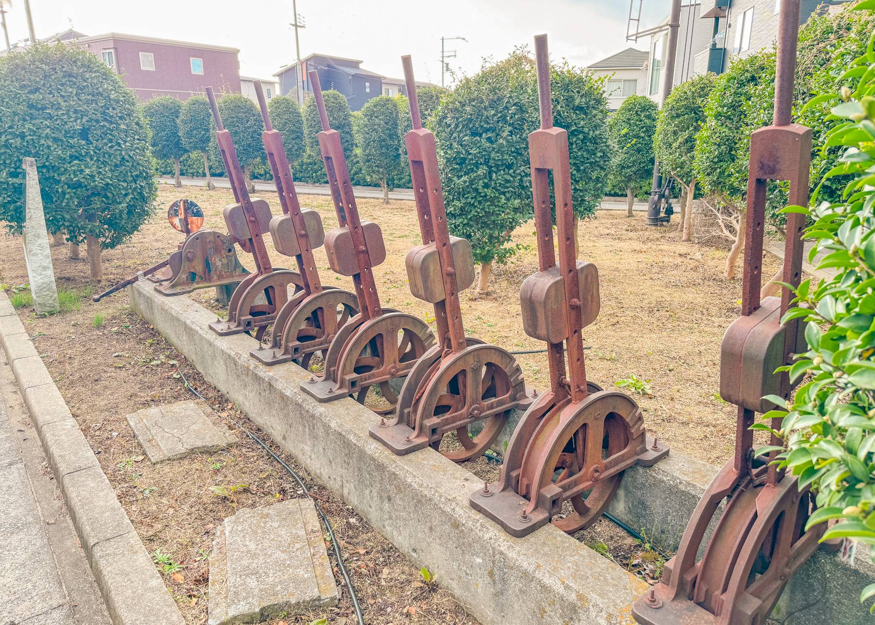 線路の信号機を切り替える古いポイント設備の写真